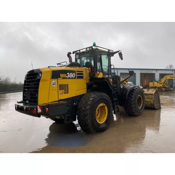 Употребяван челен товарач Komatsu WA380 2020