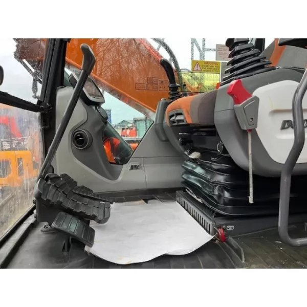 Употребяван верижен багер Doosan DX140 LC-5 2019