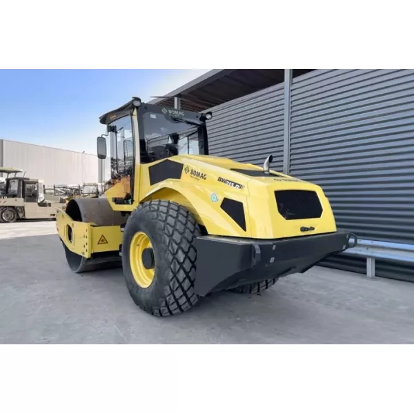 Употребяван еднобандажен валяк Bomag BW213 D-5 2023