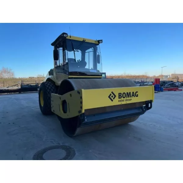 Употребяван еднобандажен валяк Bomag BW213 D-5 2023