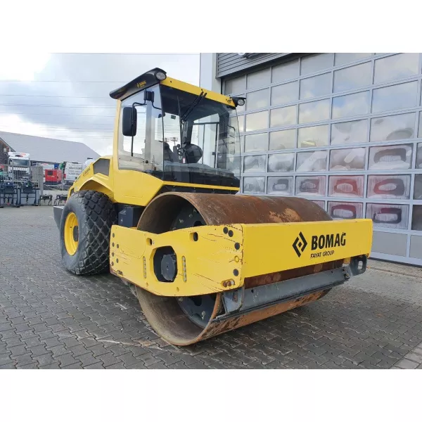 Употребяван еднобандажен валяк Bomag BW213 AD-5 2019