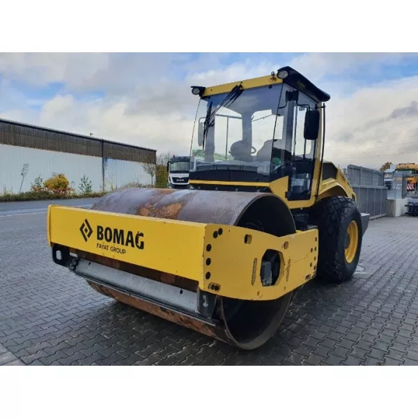 Употребяван еднобандажен валяк Bomag BW213 AD-5 2019