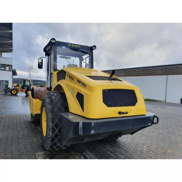 Употребяван еднобандажен валяк Bomag BW213 AD-5 2019