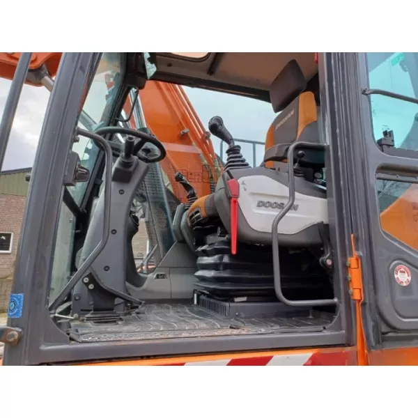 Употребяван колесен багер Doosan DX160 W-3 2015