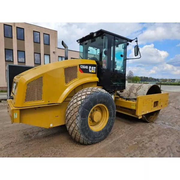 Еднобандажен валяк Caterpillar CS64B 2019